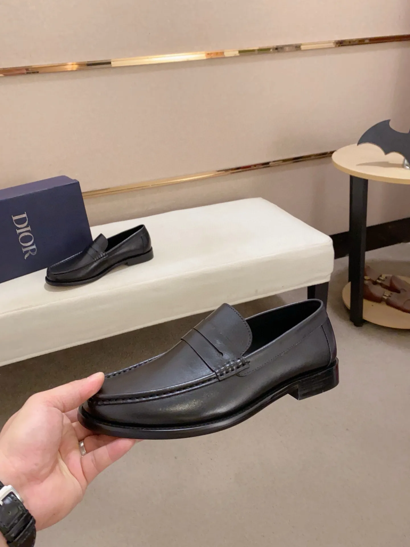 Factory price: 270 men's shoes 💰 High-end version of Dior Dior's new series. Famous actors and Internet celebrities wear super popular designs. They are designed with the sculptures of French artist Niki de Saint Phalle as rings. Material: Imported original material ➕Painted cowhide Foot pads: cowhide Outsole: Rubber outsole Men's shoe size: 38~44 Can be customized to size 45